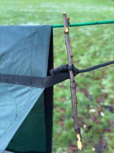 Prusik knoop met een stokje om de tarp te bevestigen