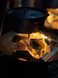 Koken op vuur in een Dutch Oven