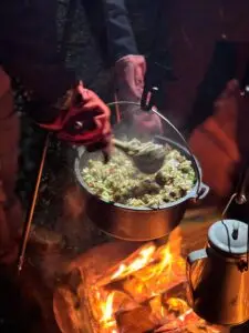 Nassi gekookt op een kampvuur