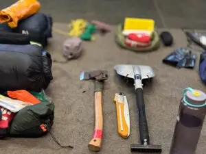 Expeditie materiaal, met een bijl, een zaag en een sneeuw schep.