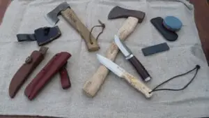 diverse bushcraft messen en bijlen